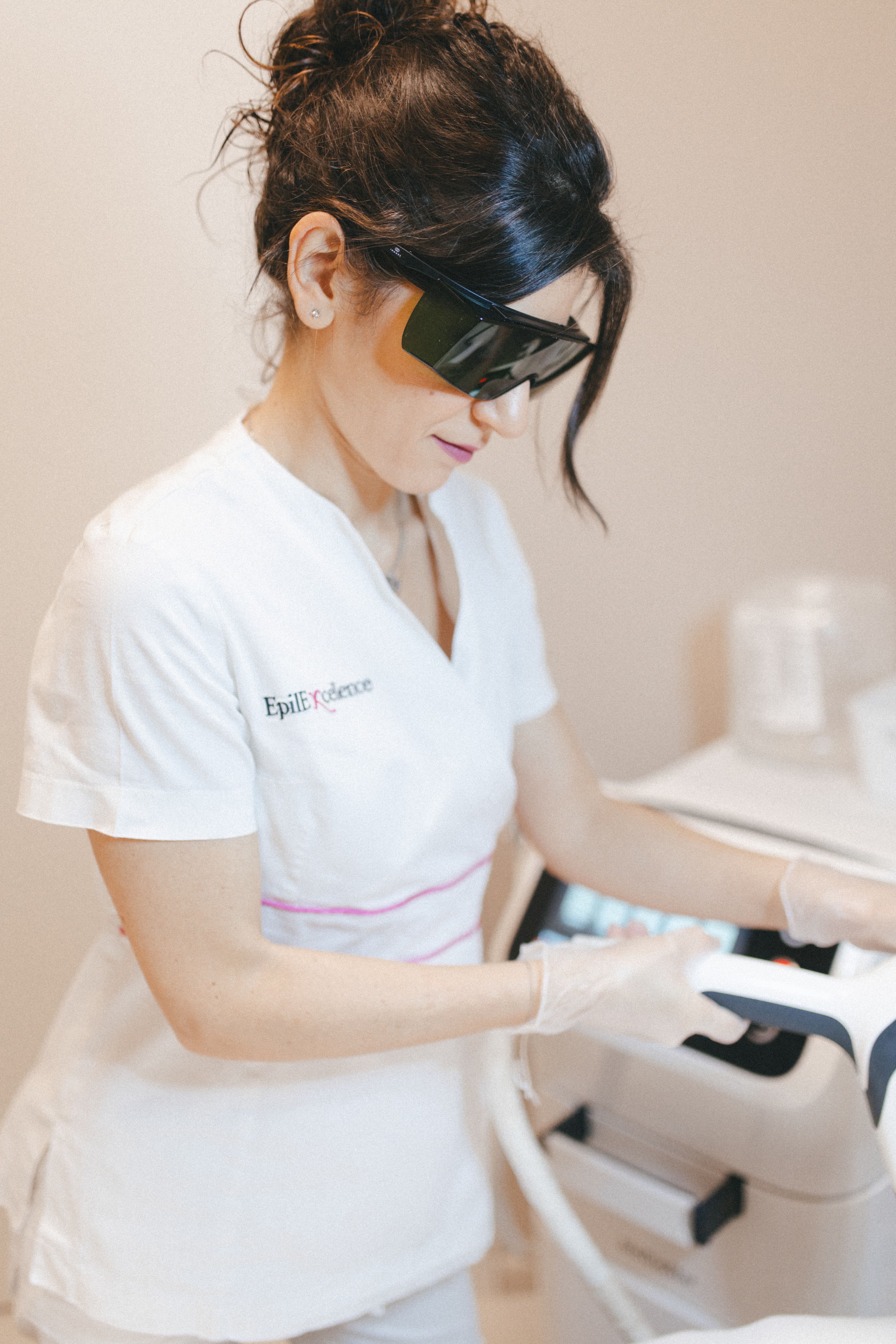 Operatrice EpilExcellence® durante un trattamento laser professionale